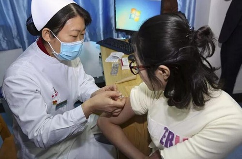 3.妇女群众在接种宫颈癌HPV疫苗.jpg