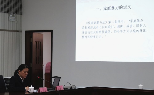 市中级人民法院立案庭副庭长尹燕红讲授反家庭暴力相关法律知识。.jpg