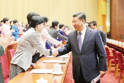 10月30日，中国妇女第十二次全国代表大会在北京人民大会堂开幕。这是中共中央总书记、国家主席、中央军委主席习近平等同与会代表亲切握手。（新华社记者 鞠鹏摄）.jpg