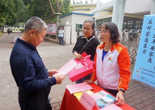 工作人员向群众耐心讲解宪法宪法的重要意义以及相关知识要点。.JPG