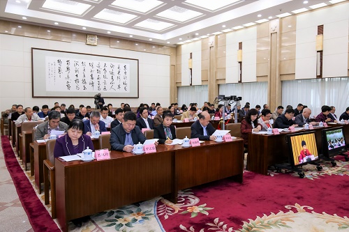 2.参会人员认真听会.jpg