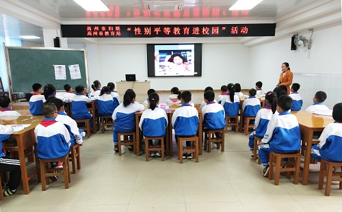 1.同学们正在认真聆听老师讲授性别平等教育知识.jpg