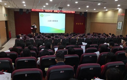 3.市博爱医院赵然副主任医师作口腔检查技术培训.jpg
