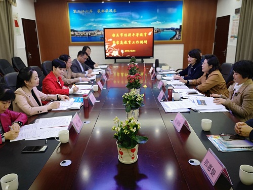 召开座谈会.jpg