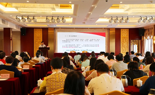 2.省统计局社科处谭乐明副处长辅导授课.jpg