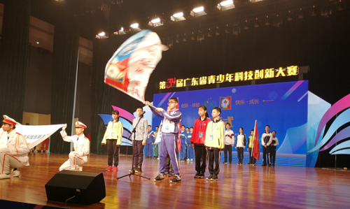 2.梅州市代表队选手代表上台报到喊出“科学有险阻，苦战能过关。创新看梅州，振兴中国梦。”的口号，并用客家话向组委会报到，迎来现场热烈的掌声。.png