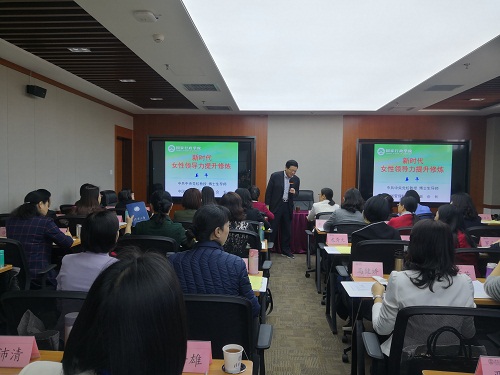 2.清华大学教授姜平授课中.jpg
