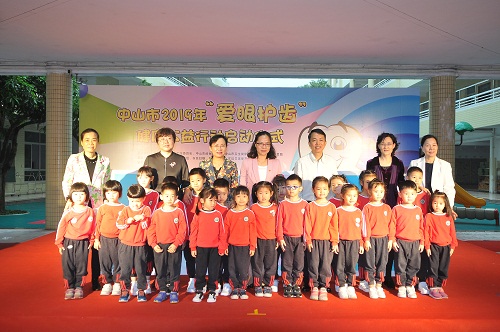 1.市妇儿工委副主任、市妇联主席左海燕(左三），市妇儿工委副主任、市府办副主任萧亦充（中）、市妇儿工委副主任、市卫健局副局长杨汉东（右三）、市教体局副调研员容彤（左二）等领导主持启动仪式.JPG