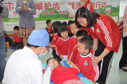 3.医生为小朋友提供口腔检查2.JPG