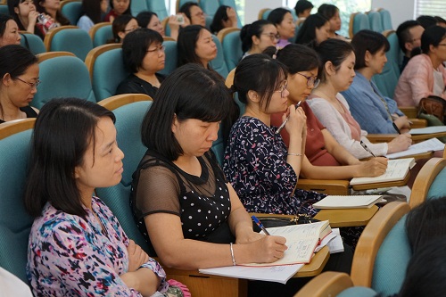 与会人员认真听课.JPG