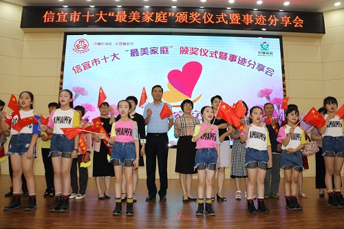 3.全体参会人员高唱《我和我的祖国》.JPG