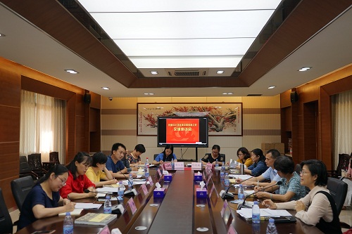 2.召开座谈会.JPG
