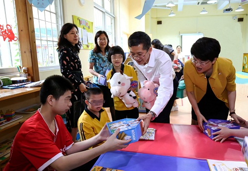 1.看望慰问广州市越秀区启智学校残疾儿童.jpg