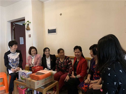 慰问单亲特困母亲活动.jpg