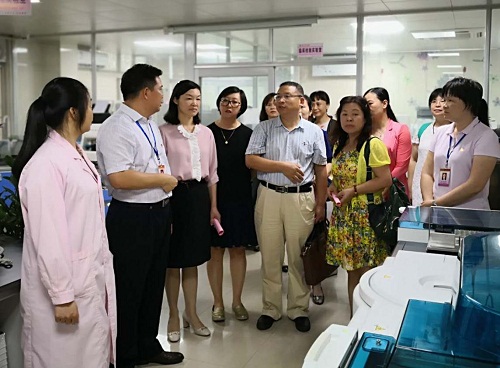 1.调研组实地考察茂名高州市妇幼保健院.jpg_副本.jpg
