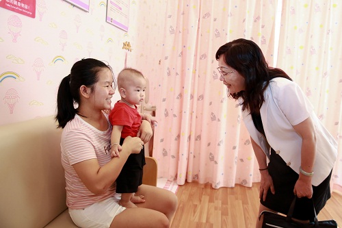 王碧华同志与在中山市小榄人民医院母婴室与年轻母亲交流.jpg