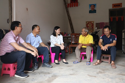 走访慰问困难老党员.JPG