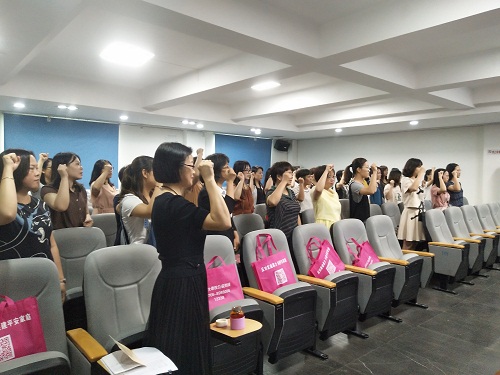 学员们一起诵读宪法并宣誓。.jpg