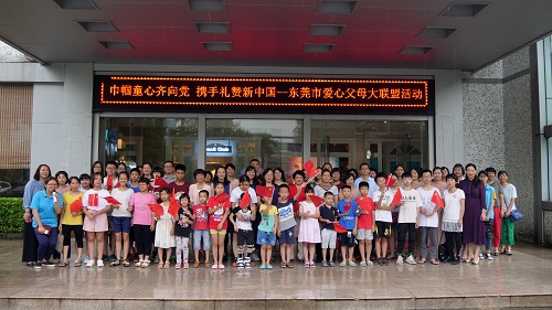 大手牵小手 涵养家国情怀.jpg