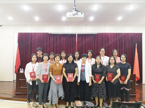 市妇联党组成员叶芳华为学员们颁发结业证书2.jpg