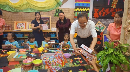 2018.5.28韶关市领导在执信幼儿园慰问02.JPG