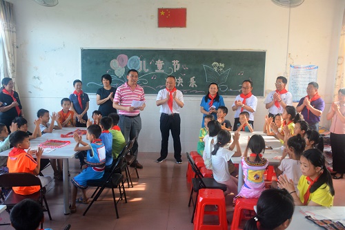 2018.5.29韶关市领导在乳源柳坑镇中心小学为孩子们送上节日的祝福.jpg