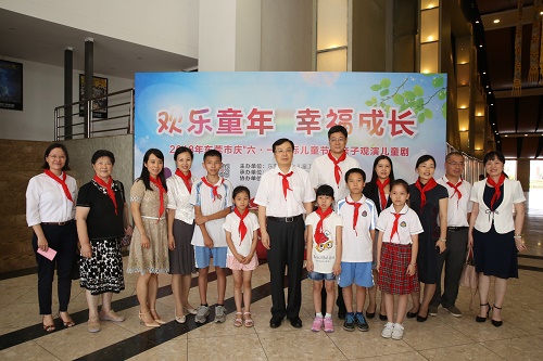 东莞市委副书记、市妇儿工委主任张科同志与小朋友们共度儿童节.JPG