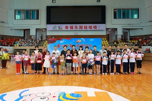市妇联领导与困境留守儿童代表合影.JPG