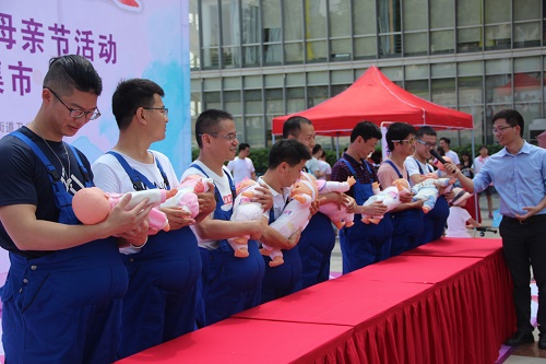 现场PK换尿布.JPG