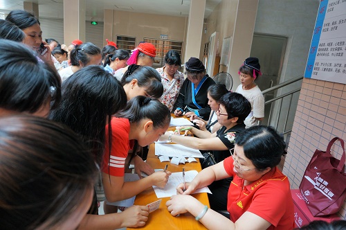 208年6月30日下午，清远市妇联副主席何冬娟带队，联合市人民医院专家组到连州市开展清远市“天使行动”——“半边天”救助（“两癌”免费筛查）活动。.JPG