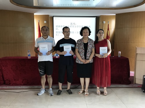 2、葛彬教授现场赠送《男女平等基本国策的贯彻与落实》.jpg