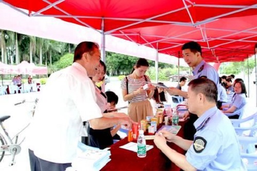 -群众积极参与食品安全宣传周现场咨询活动（7.24）.jpg