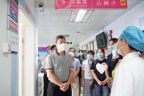 2.调研组到妇女保健科，深入了解妇女两癌筛查工作开展情况。.jpg