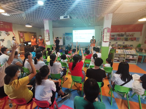 家长与孩子一同学习安全知识.jpg