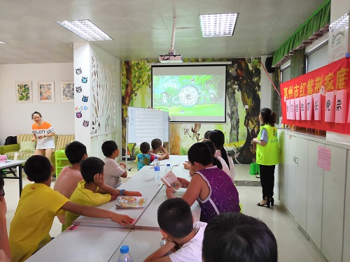 图一：岩前中心项目儿童们一起观看“扫黄打非”公益宣传片.jpg
