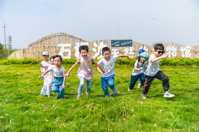 江门宸晞自然教育研学基地里孩童们在草地上快乐奔跑。.jpg