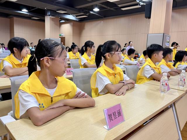 儿童观察团正在参与议事活动 。南方+ 见习记者  张国威 摄